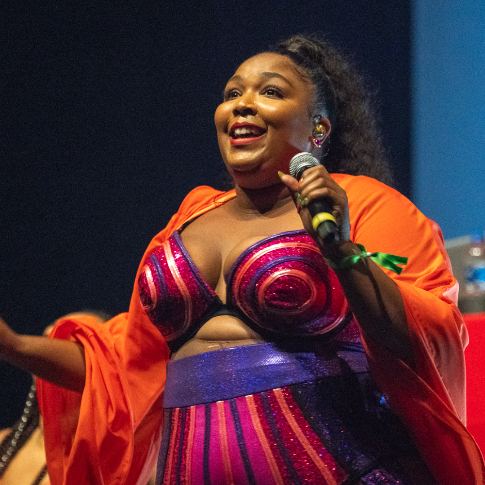 Lizzo performing (!)